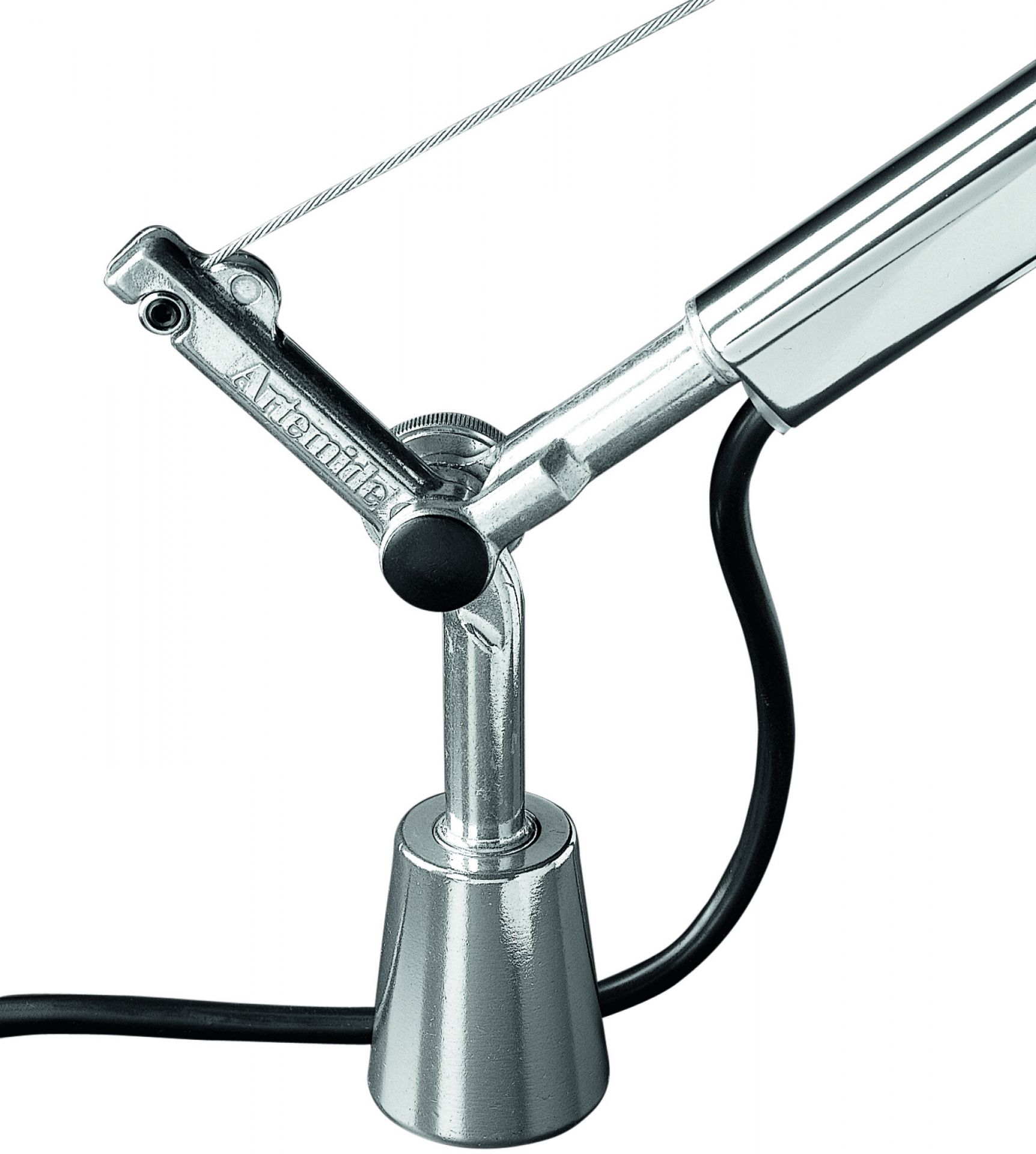 Detailaufnahme der silbernen Artemide Tolomeo Tischleuchte mit Schraubbefestigung, Fokus auf den Lampenfuß und die Kabelführung.